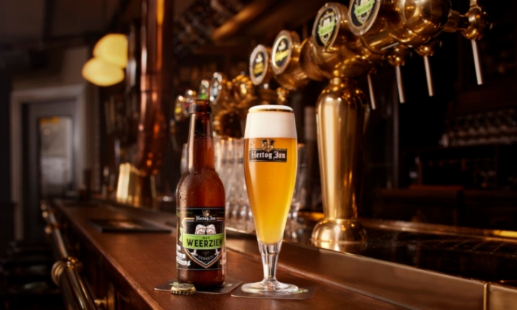 Hertog Jan Het Weerzien bier op de bar in de horeca